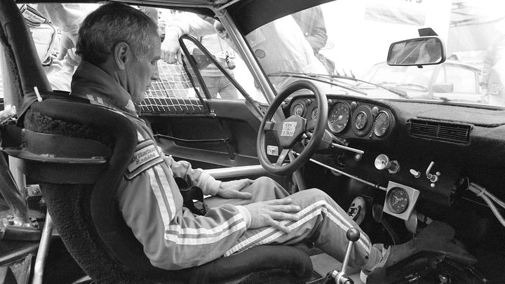 Le comédien américain Paul Newman au volant d'une Porsche 935 lors de la 47e édition des 24 heures du Mans (AFP)