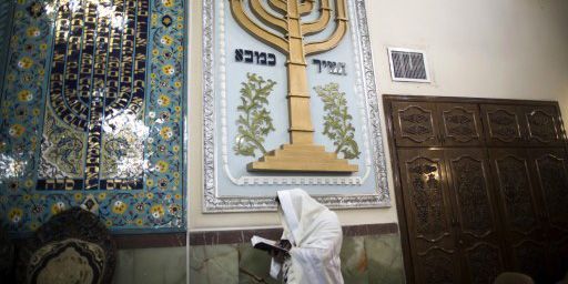 Une femme de confession juive en train de lire la Torah à la synagogue Youssef Abad à Téhéran le 30-9-2013. (AFP - Behrouz Mehri)