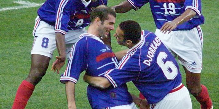 Zinédine Zidane félicité par Youri Djorkaeff après son deuxième but en finale face au Brésil