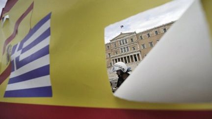 Drapeau grec et espagnol devant le parlement hellénique (mai 2011) lors d'une manifestation contre l'austérité (ARIS MESSINIS / AFP)