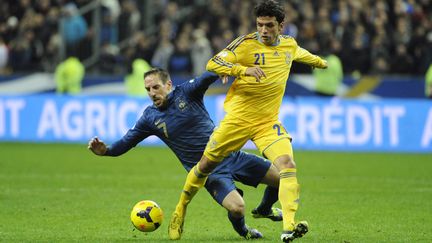 L'Ukrainien Edmar de Lacerda devance Franck Rib&eacute;ry, lors d'un match France-Ukraine, le 19 novembre 2013, &agrave; Saint-Denis (Seine-Saint-Denis). (JEAN-MARIE HERVIO / DPPI / AFP)