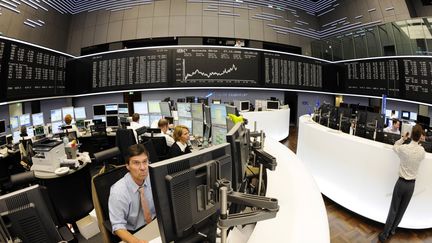 Des traders dans la salle d'&eacute;changes de la Bourse de Francfort (Allemagne), le 27 octobre 2008. (THOMAS LOHNES /&nbsp;AFP)