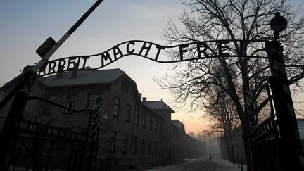 L'entrée de l'ancien camp d'extermination d'Auschwitz (Pologne), le 27 janvier 2017, jour du 72e anniversaire de sa libération par l'armée soviétique. (AGENCJA GAZETA / REUTERS)