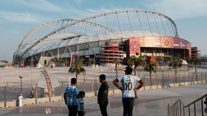 Des supporters devant le stade international de Khalifa, le 28 octobre 2022 à Doha (Qatar). (KEITA IIJIMA / AFP)