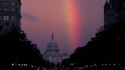 Un arc-en-ciel apparaît au dessus du Capitole, à Washington D.C, le soir du 6 novembre 2018. XXX : la Chambre des représentants quelle couleur et sénat quelle couleur. (JONATHAN ERST / REUTERS)