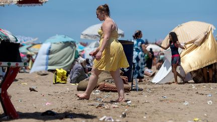 la presse marocaine publie des reportages révoltés sur l'état de différentes plages de l'Atlantique et de la Méditerranée. Et les réseaux sociaux ne sont pas en reste. «Les gens sont dégueus», «il n'y a pas de police de l'environnement», «faudrait plus de poubelles et les vider tous les matins»… sont quelques-uns des messages publiés sur la page Facebook du collectif Save Casablanca.
 (FADEL SENNA / AFP)