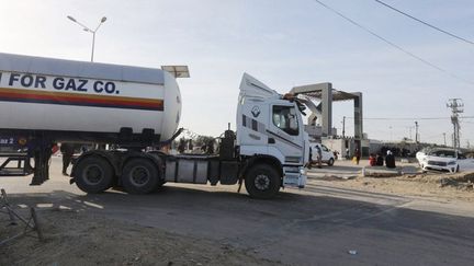 Un camion chargé de carburant pénètre dans la bande de Gaza, à la faveur de la trêve entre l'armée israélienne et le Hamas, le 24 novembre 2023. (ABED RAHIM KHATIB / ANADOLU / AFP)