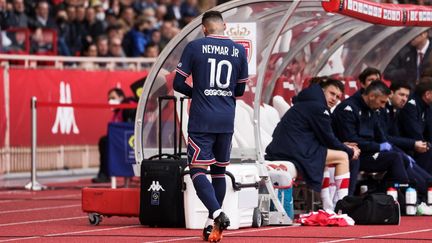 Neymar quitte la pelouse du stade Louis-II de Monaco, le 20 mars 2022. (VALERY HACHE / AFP)