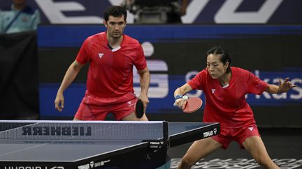 Emmanuel Lebesson&nbsp;et&nbsp;Jianan Yuan (à droite) ont remporté le titre européen en double mixte, lundi 15 août, à Munich. (TOBIAS SCHWARZ / AFP)