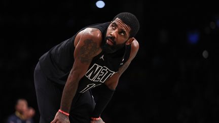 Le&nbsp;basketteur des Brooklyn Nets,&nbsp;Kyrie Irving, lors d'un match NBA contre les Pacers d'Indiana au Barclays Center de New York. (DUSTIN SATLOFF / GETTY IMAGES NORTH AMERICA)