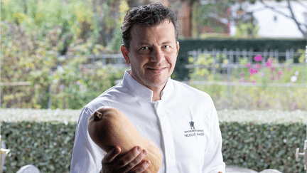 Chef 2 étoiles pour La Grand' Vigne, restaurant au cœur du vignoble bordelais, Nicolas Masse travaille les légumes de son jardin en permaculture. (LUCAS GURDJIAN / CAUDALIE)