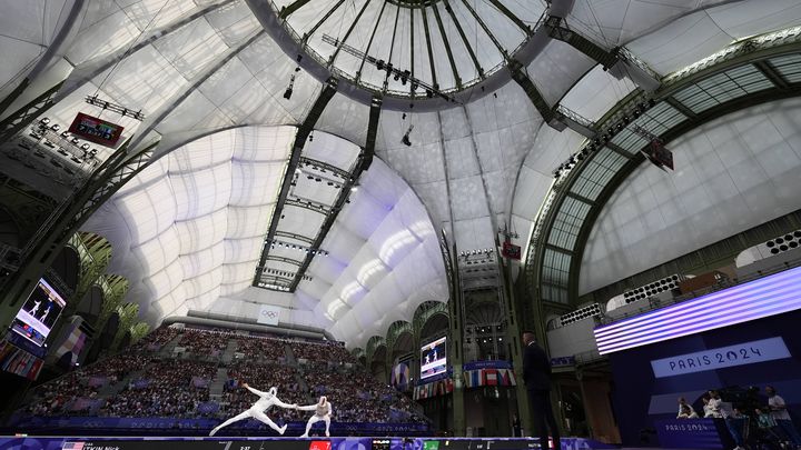 L'escrimeur américain Nick Itkin affronte le Français Maxime Pauty lors du match pour la médaille de bronze du fleuret masculin par équipes aux Jeux olympiques de Paris au Grand Palais le 4 août 2024. (LINDSEY WASSON / SIPA)