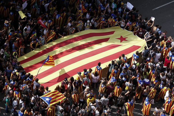 Des étudiants manifestent avec un drapeau catalan pro-indépendance géant, à Barcelone (Espagne), le 28 septembre 2017, lors d'une manifestation en faveur du référendum d'autodétermination.&nbsp; (PAU BARRENA / AFP)