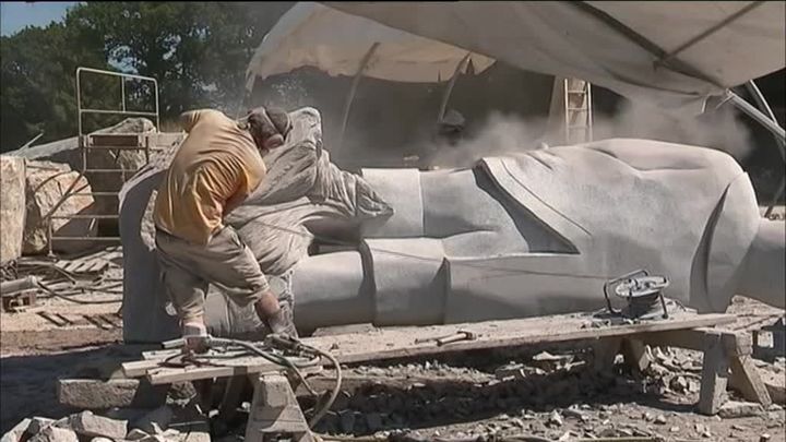 Un sculpteur au travail dans la Vallée des Saints. 
 (Capture d&#039;écran France 3 Bretagne )