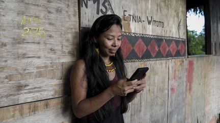 Vanda Witoto, leader indigène et enseignante, écrit un message à l'aide de l'application Linklado à Manaus, dans l'État d'Amazonas, dans le nord du Brésil, le 24 janvier 2024. (MICHAEL DANTAS / AFP)