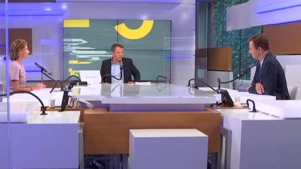 Alix Bouilhaguet, Marc Fauvelle, Renaud Dély sur le plateau des informés de franceinfo le 31 août 2021 (FRANCEINFO / RADIO FRANCE)