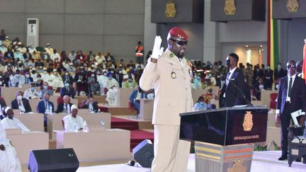 L'homme fort de la junte guinéenne, le Colonel Mamady Doumbouya, devenu président de transition, prête serment devant le parlement. Conakry, le 1er octobre 2021. (CELLOU BINANI / AFP)