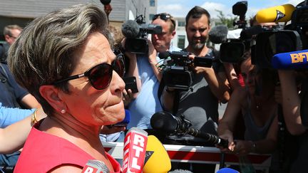 Viviane Lambert r&eacute;pond aux journalistes devant le CHU de Reims (Marne), le 15 juillet 2015. (FRANCOIS NASCIMBENI / AFP)