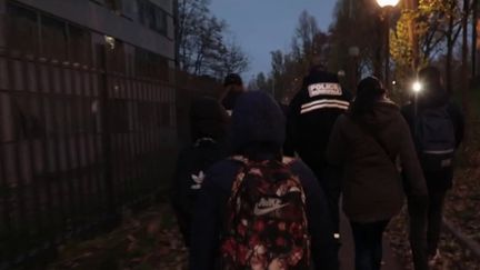 Paris : des policiers accompagnent les enfants à l’école pour les protéger des toxicomanes (France 2)