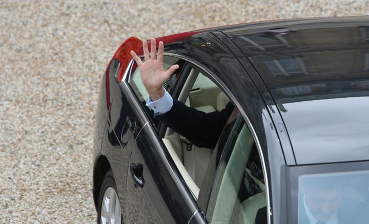 Jacques Chirac quitte l'Elysée, le 16 mai 2007, après deux mandats à la tête du pays. Il laisse la place à Nicolas Sarkozy. (PATRICK KOVARIK / AFP)