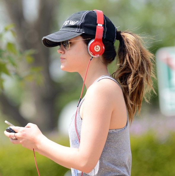 L'actrice Lucy Hale munie d'écouteurs Beats de la société de Dr Dre, à Los Angeles (28 mars 2014)
 (WP#RWG/ZOJ/Wenn.com/ Sipa)