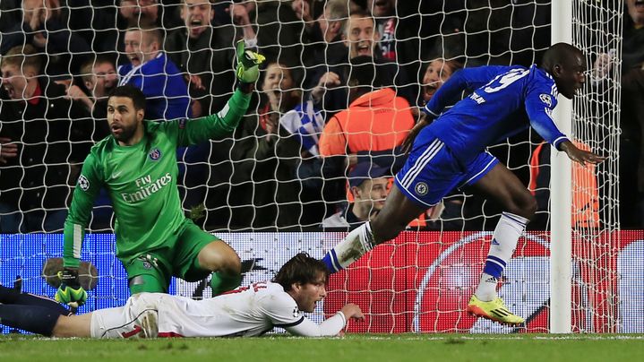 Impuissants, Sirigu (en vert) et Maxwel (en blanc) ne peuvent emp&ecirc;cher Demba Ba&nbsp;(en bleu) de marquer le deuxi&egrave;me but de Chelsea, synonyme de qualification pour les demi-finales de la Ligue des champions, mardi 8 avril 2014, &agrave; Londres.&nbsp; (ADRIAN DENNIS / AFP)