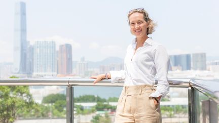 &nbsp; (Alexandra Malandain devant la baie de Hong Kong, dont l'UFE compte aujourd'hui 200 membres © DR)