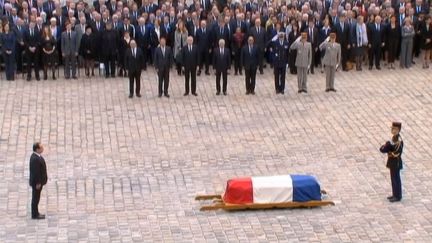 Le pr&eacute;sident Fran&ccedil;ois Hollande lors de la c&eacute;r&eacute;monie d'hommage &agrave; Pierre Mauroy, le 11 juin 2013, aux Invalides &agrave; Paris. ( FRANCE 2)