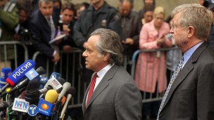 Me Benjamin Brafman et Me William Taylor, les avocats de DSK, le 16 mai 2011 à New York. (AFP)