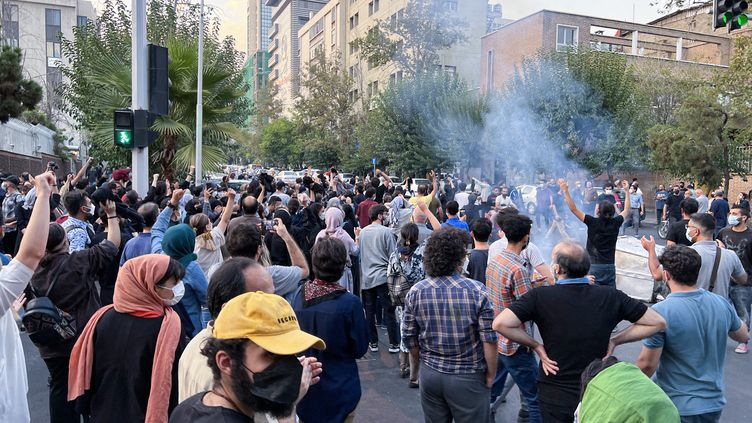 Manifestations en Iran : des écolières défient la répression en retirant leur foulard pour protester contre la mort de Mahsa Amini