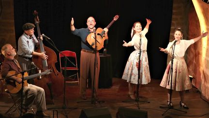 Geoffroy Boizard, Frank Richard, Bruno Buijtenhuijs, Julie Costanza et Rachel Pignot dans "Drôle de Jam de&nbsp;Bruno Buijtenhuijs au Théâtre L'Essaïon, à Paris. (LAURENCE LOT (DR))