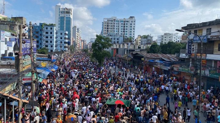 Des milliers de manifestants défilent dans les rues de Dacca, au Bangladesh, le 5 août 2024. (NAJMUS SAKIB / ANADOLU / AFP)