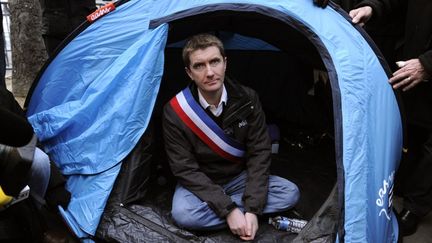 Le maire EE-LV de Sevran (Seine-Saint-Denis), St&eacute;phane Gatignon, en gr&egrave;ve de la faim devant l'Assembl&eacute;e nationale, &agrave; Paris, le 9 novembre 2012. (BERTRAND GUAY / AFP)