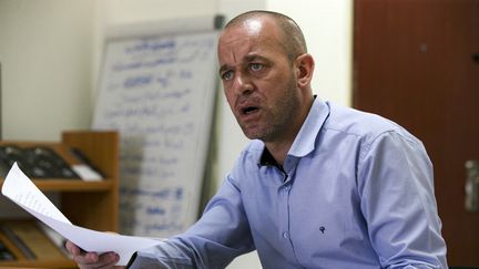 Salah Hamouri, avocat franco-palestinien, accorde une interview dans les bureaux de l'ONG à Ramallah, en Cisjordanie,  le 1er octobre 2020. (ABBAS MOMANI / AFP)