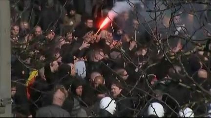 Des Hoolingans perturbent un hommage aux victimes à Bruxelles.