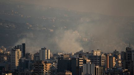 De la fumée s'élève au-dessus de la banlieue de Beyrouth (Liban) après une frappe israélienne, le 28 septembre 2024. (ANAGHA SUBHASH NAIR / ANADOLU / AFP)