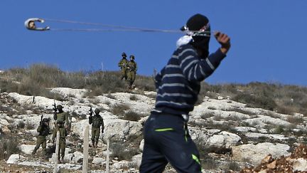 Un Palestinien armé d'un lance-pierres face aux forces de sécurité israéliennes, près de Naplouse (Palestine), le 9 décembre 2016. (JAAFAR ASHTIYEH / AFP)