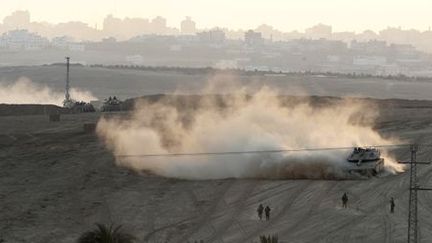 Des militaires israéliens s'activent pour détruire un tunnel dans la bande de Gaza le 3 août 2014. (Reuters - Nir Elias)