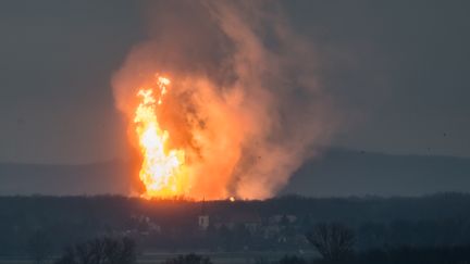 Une photo de l'explosion survenue dans un terminal gazier à&nbsp;Baumgarten&nbsp;en Autriche, le 12 décembre 2017. (TOMAS HULIK / AFP)