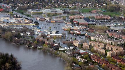 Les rues de Pierrefonds, en banlieue de Montréal, envahies par les eaux, le 8 mai 2017. (CHRISTINNE MUSCHI / REUTERS)