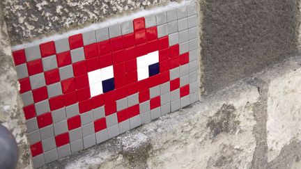 Une mosa&iuml;que r&eacute;alis&eacute;e par le street-artist&nbsp;fran&ccedil;ais Invader, install&eacute;e &agrave; Issy-Les-Moulineaux (Hauts-de-Seine).&nbsp; (NATHAN ALLIARD / PHOTONONSTOP / AFP)