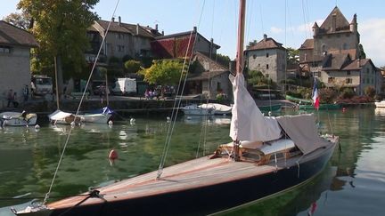 Haute-Savoie : fenêtre sur le village d'Yvoire, joli bourg fortifié du lac Léman