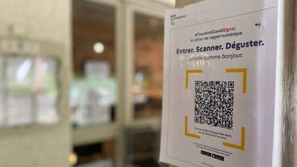 Panneau QR code "Tous anti-covid signal" cahier de rappel numérique dans un restaurant à Magné (Deux-Sèvres). (NOÉMIE GUILLOTIN / FRANCE-BLEU POITOU)