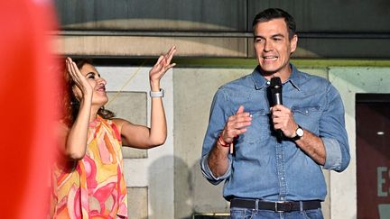 Le Premier ministre espagnol Pedro Sanchez et la ministre du Budget, Maria Jesus Montero, à Madrid (Espagne), le 23 juillet 2023. (JAVIER SORIANO / AFP)