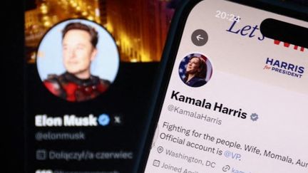 Le compte d'Elon Musk sur X affiché sur un écran d'ordinateur portable et le compte de Kamala Harris sur X affiché sur un écran de téléphone, en Pologne, le 24 juillet 2024. (JAKUB PORZYCKI / NURPHOTO / AFP)