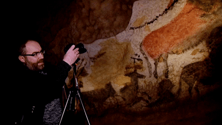 Un instagrameur qui immortalise une peinture de Lascaux 4
 (Capture d&#039;image France3/Culturebox)