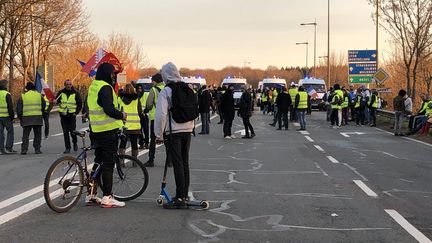 Des "gilets jaunes" sur l'autoroute A36 à Belfort.&nbsp; (MÉLANIE KUSZELEWICZ / FRANCE-BLEU BELFORT-MONTBÉLIARD)