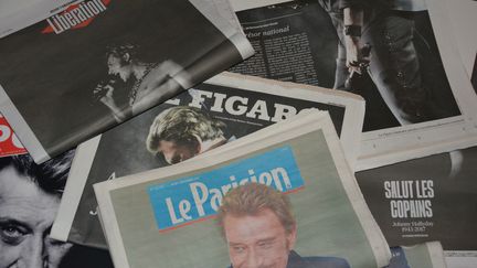 Les journaux rendent hommage à Johnny Hallyday. (JEAN-CHRISTOPHE BOURDILLAT / RADIO FRANCE)