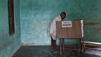 D&eacute;fi logistique, ce marathon &eacute;lectoral se d&eacute;roule en neuf &eacute;tapes jusqu'au 12 mai pour permettre aux &eacute;lecteurs de d&eacute;poser leur bulletin dans l'un des pr&egrave;s d'un million de bureaux de vote du pays, des contreforts himalayens au sud tropical. Les r&eacute;sultats seront proclam&eacute;s le 16 mai. (ADNAN ABIDI / REUTERS)