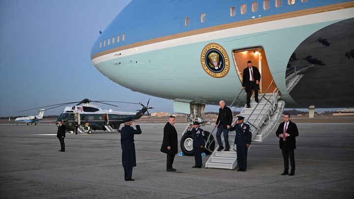 Joe Biden descend d'Air Force One, le 20 décembre 2023, sur la base aérienne d'Andrews (Maryland, Etats-Unis). (MANDEL NGAN / AFP)